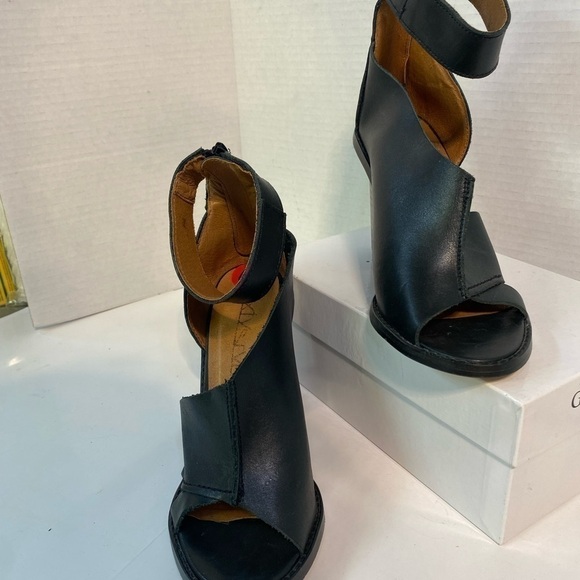 𝅺BEAUTIFUL leather high heel, ankle strap, open toe shoes by Sixty Seven - Picture 6 of 10